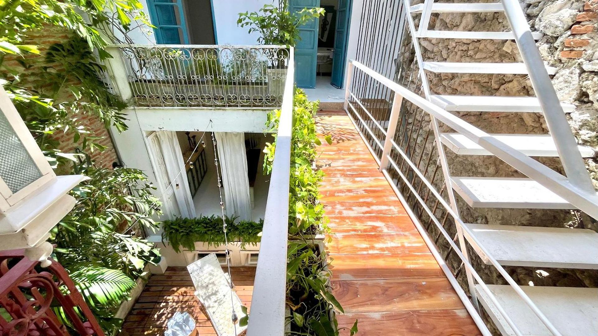 By Calamari Homes - Casa Aura Victoria Walled