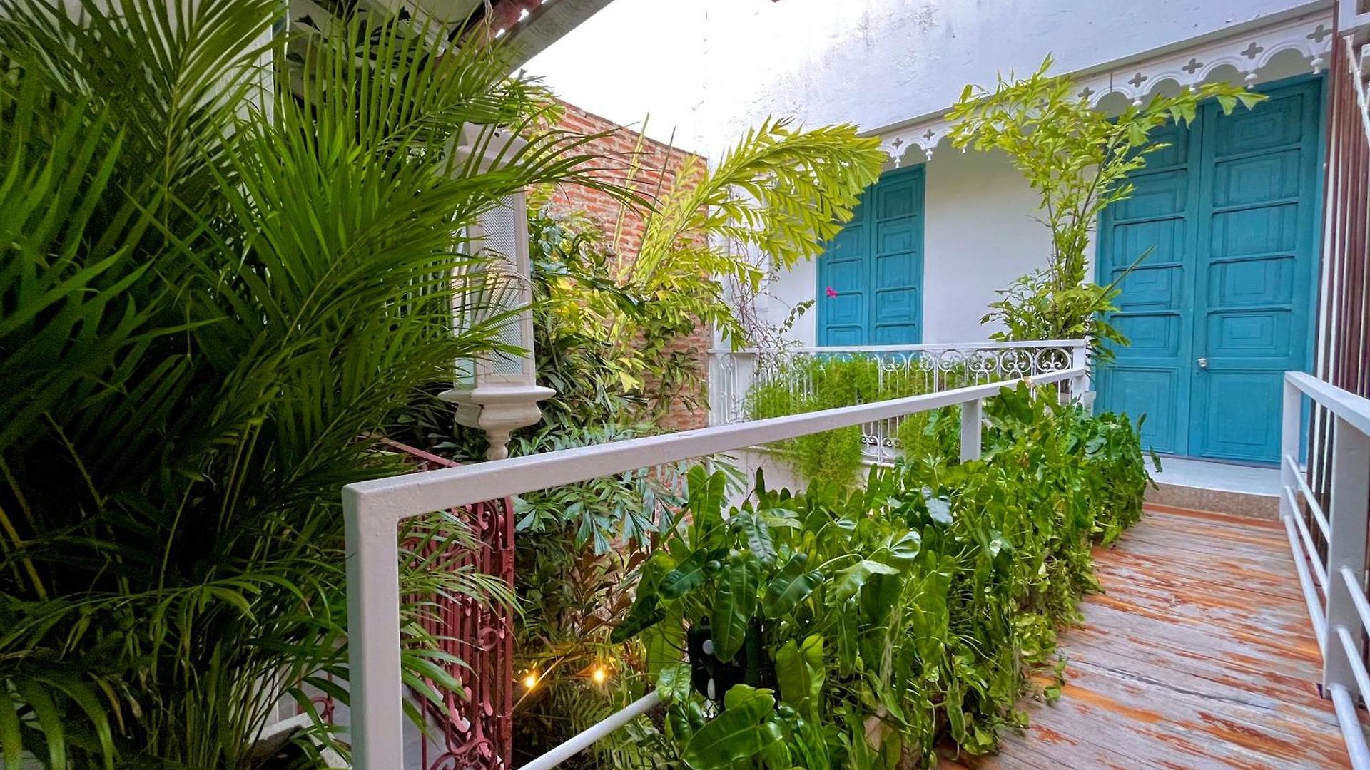 By Calamari Homes - Casa Aura Victoria Walled