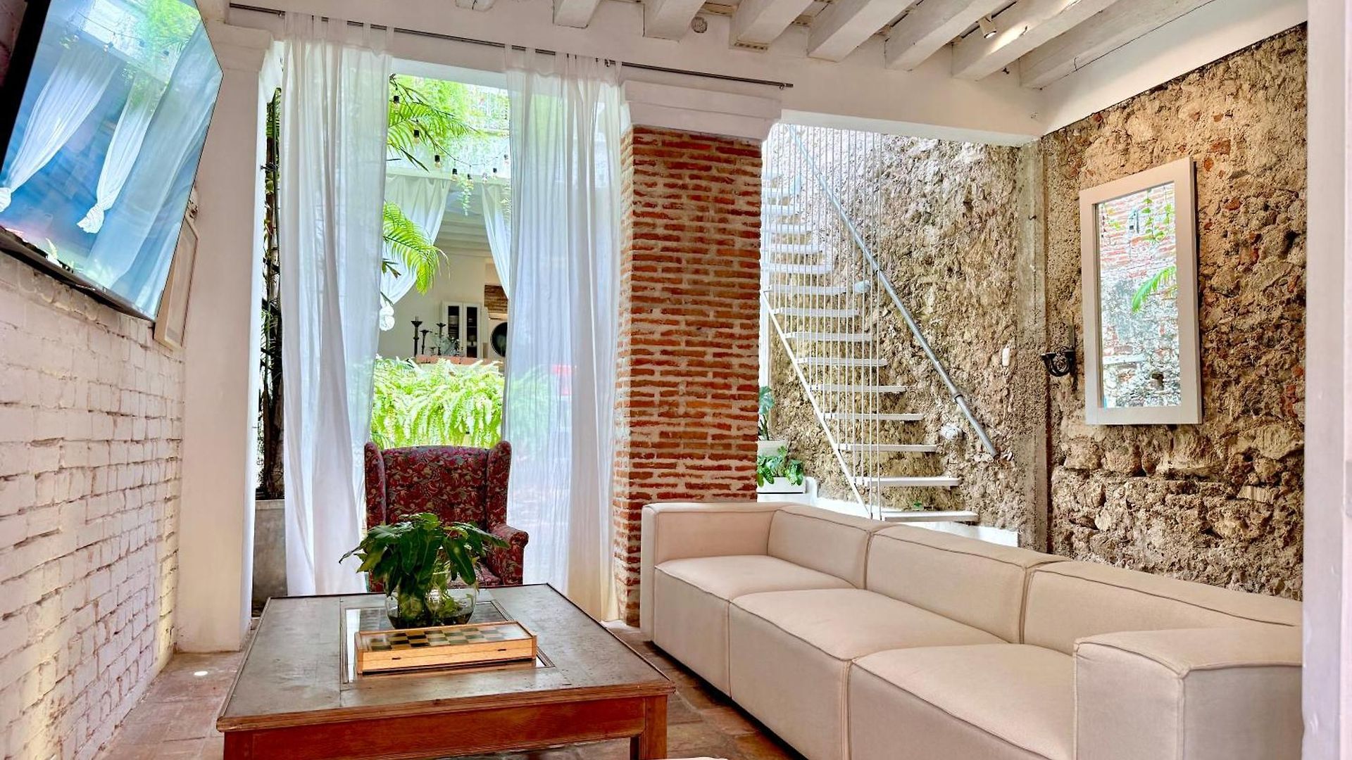 By Calamari Homes - Casa Aura Victoria Walled *