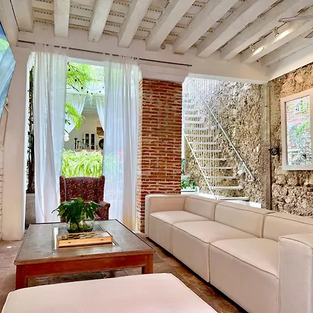 By Calamari Homes - Casa Aura Victoria Walled *