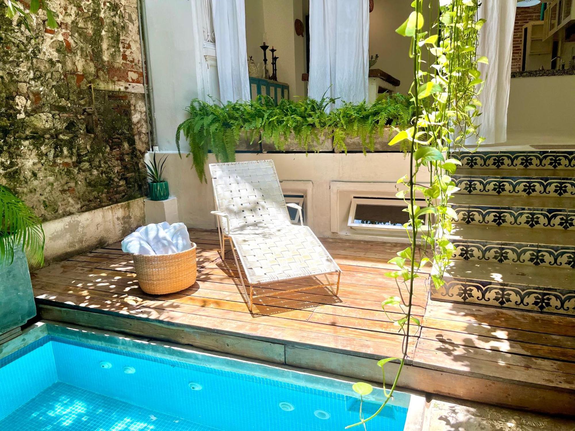 By Calamari Homes - Casa Aura Victoria Walled *